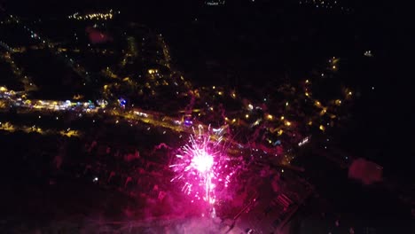 Toma-De-Drone-De-Un-Fuego-Artificial-En-Port-En-Bessin-Huppain,-Al-Norte-De-Francia.-Noche