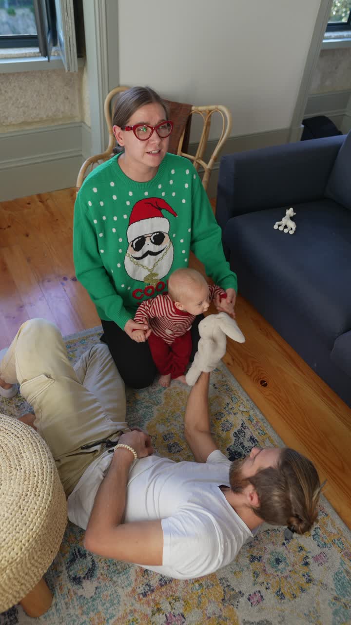 집에서 크리스마스를 축하하는 가족