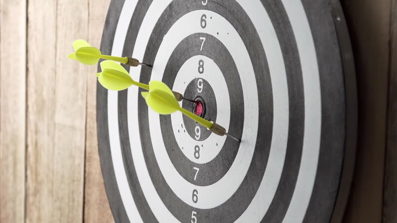 juego de dardos. lanzar dardos al objetivo.