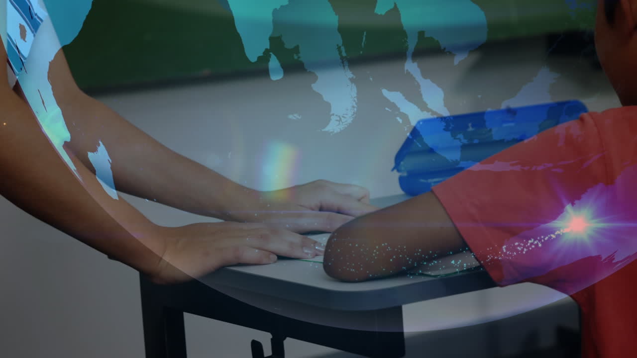 교실에서 두 인종의 학생을 돕는 백인 여성 교사