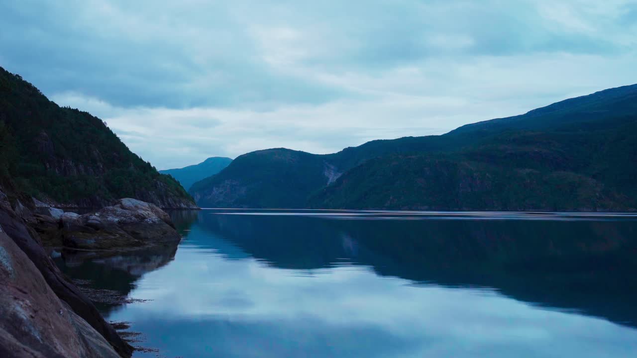 reflejos perfectos de cielo nublado y montañas en las aguas de leirfjord en sorfold, noruega