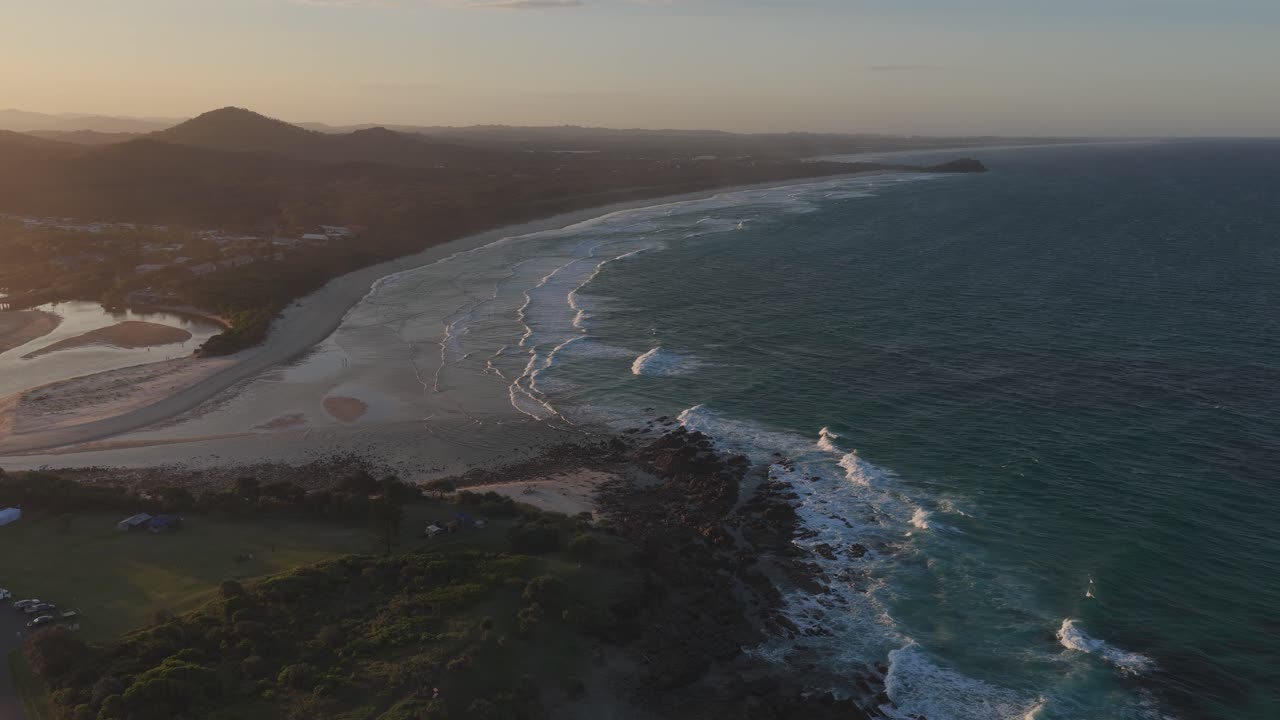 Punto panoramico di Hastings Point, Cudgera Creek e la spiaggia di Hastings Point al tramonto nel Nuovo Galles del Sud, Australia - Ripresa con drone