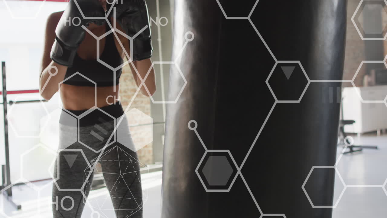 animación del procesamiento de datos científicos sobre una mujer caucásica haciendo ejercicio en el gimnasio