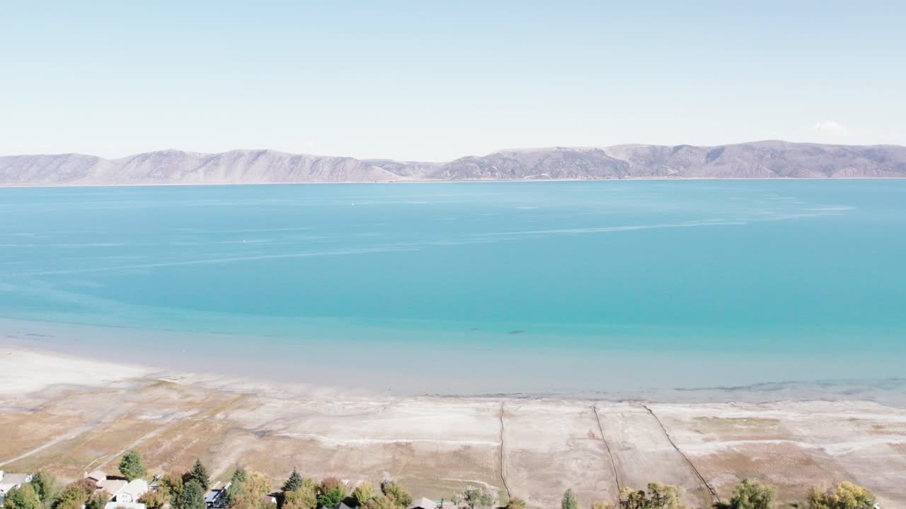 배경 공중 드론 4k에 산맥이 있는 큰 푸른 유타 호수