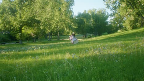 Mujer-Negra-En-Un-Picnic-En-El-Parque-Corriendo-Hacia-Un-ángulo-Bajo-Suave