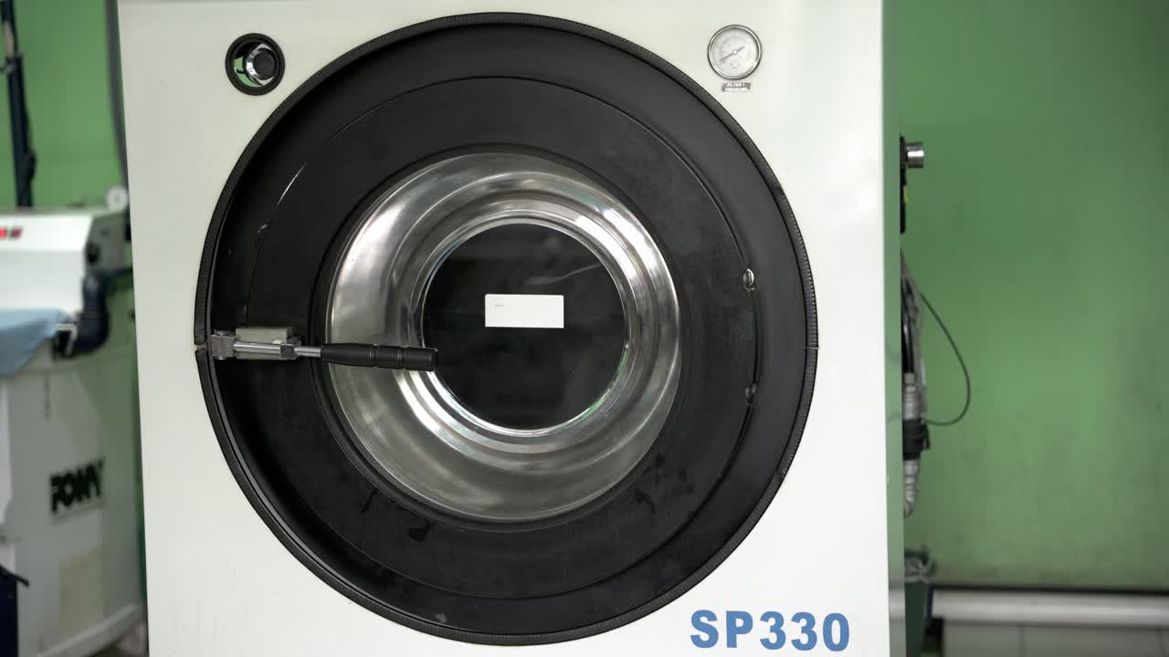 더러운 옷을 세탁기로 청소하기