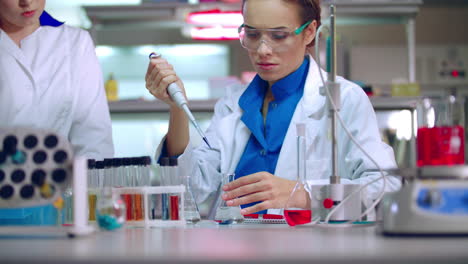 estudiante de química en el laboratorio. joven científico químico trabajando con líquido químico