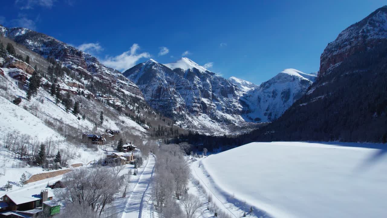 vista aérea de drones distantes del paso del oso negro en telluride, colorado