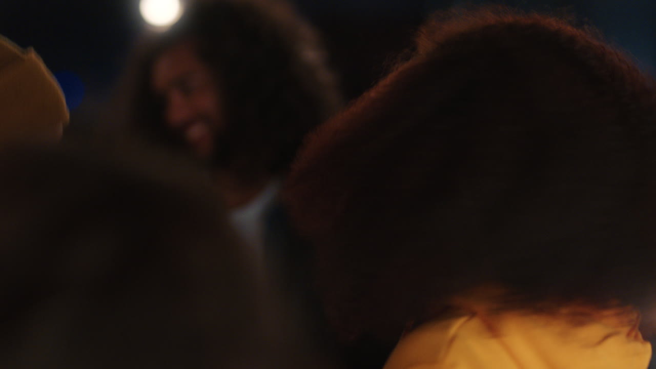 feliz fiesta en la azotea amigos disfrutando de la celebración pareja afroamericana bailando a la música animada compartiendo conexión celebrando la amistad por la noche