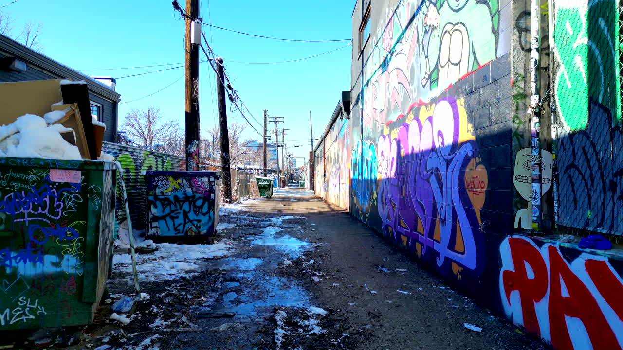 un callejón cubierto de graffiti en el distrito de arte rino de denver en un brillante día soleado de invierno