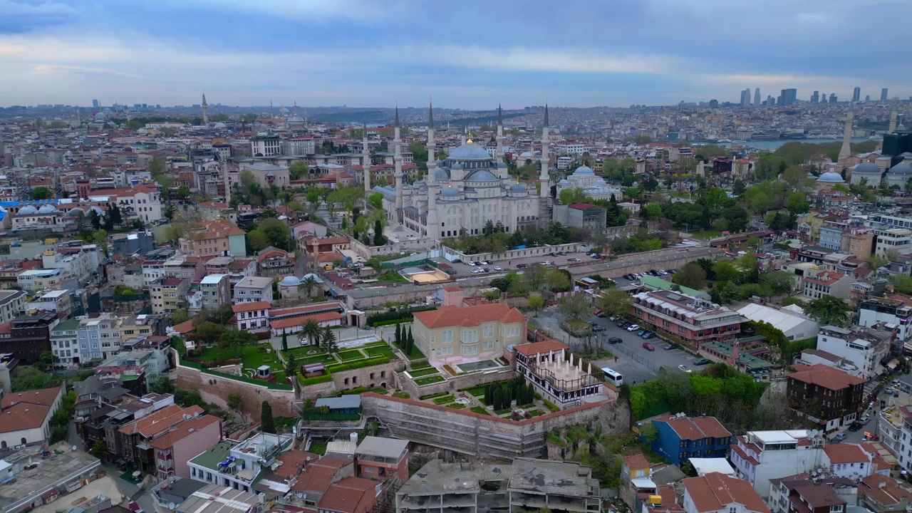 Genişleyen İstanbul şehir manzarasında öne çıkan Sultan Ahmet Camii ve Ayasofya, arka planda Boğaz'ın göründüğü. Akıcı havadan geniş açılı yörünge drone panoramik genel görünümü.