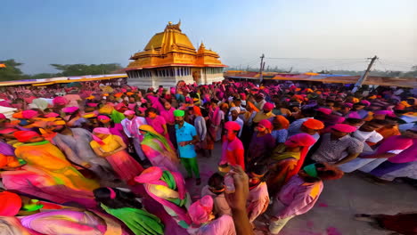 celebración de holi en un templo