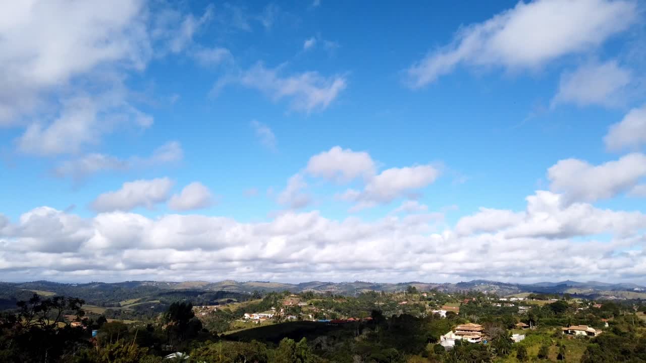 timelapse panorámico de nubes rodantes sobre tierras montañosas verdes rurales, de izquierda a derecha