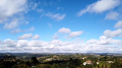 Timelapse-Panorámico-De-Nubes-Rodantes-Sobre-Tierras-Montañosas-Verdes-Rurales,-De-Izquierda-A-Derecha