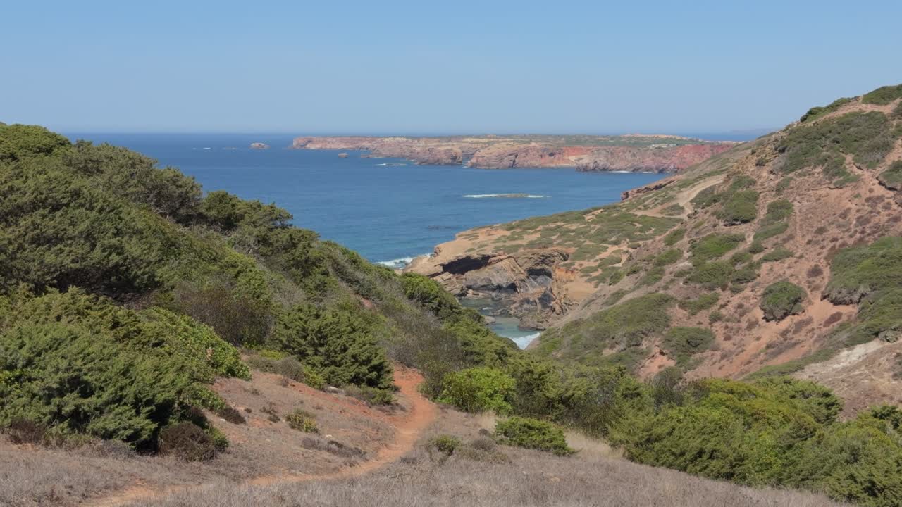 Passeggiata costiera in Algarve, Portogallo: sentiero dei pescatori, paesaggi marini e spiagge tranquille, cieli azzurri, sole e l'Oceano Atlantico scintillante, luoghi epici, sentiero tranquillo verso la caletta nascosta