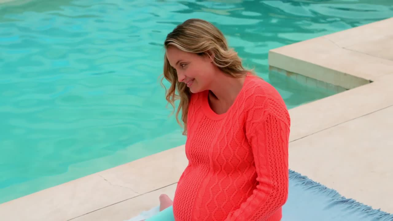 임신 한 여자는 그녀의 아랫 배를 만지고