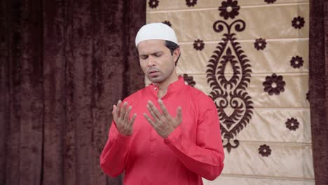 indian muslim man reading namaz