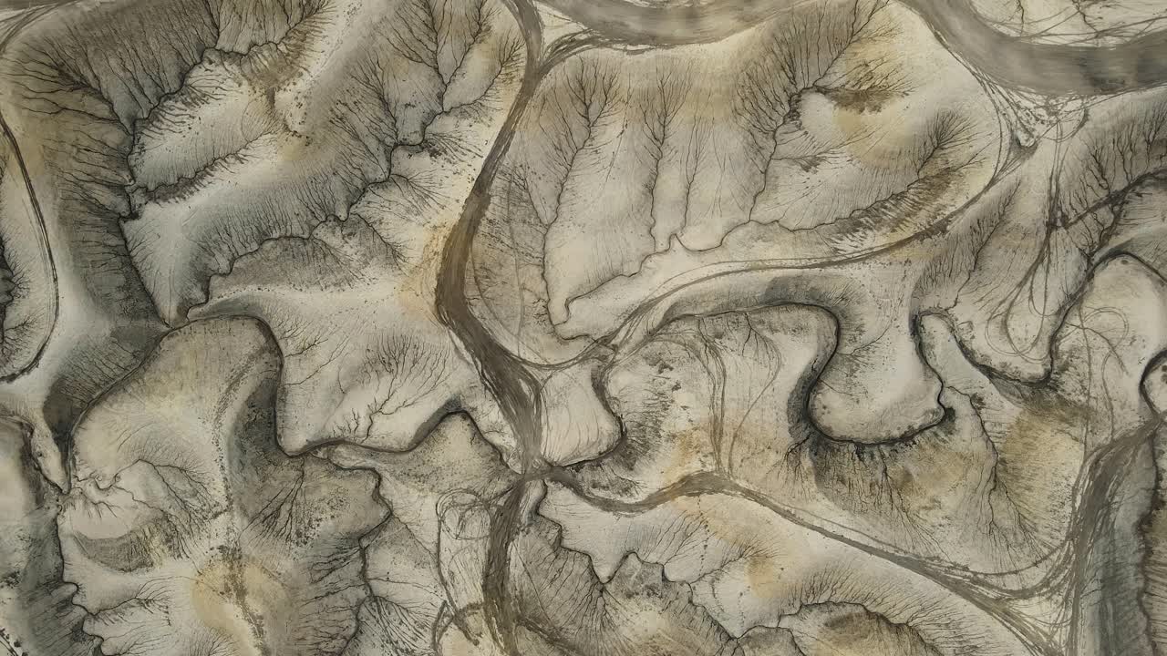 유타의 사막 배드랜드의 파동형 지질학적 패턴의 왼쪽 슬라이더  ⁇