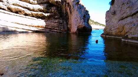 Playa-De-Guijarros-Con-Mar-Turquesa-Claro