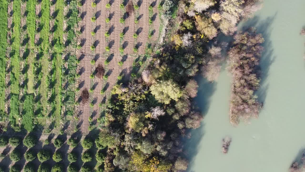 농촌 자연 회색 강 공중 무인 항공기