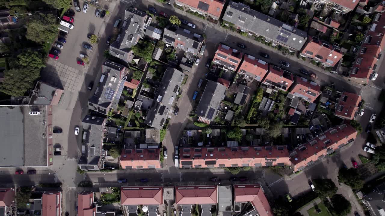 lente aérea de arriba hacia abajo que muestra el barrio residencial noordveen en los suburbios de zutphen con una forma distinta