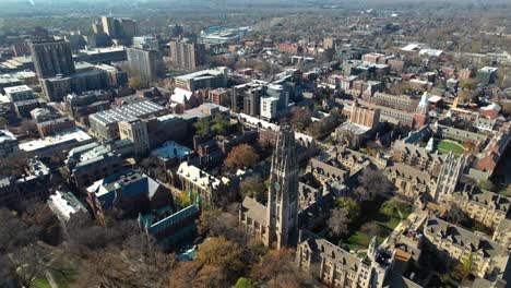 New-Haven,-Connecticut-Mit-Blick-Auf-Den-Harkness-Tower-Und-Andere-Universitätsgebäude-In-Yale---Luftüberführung