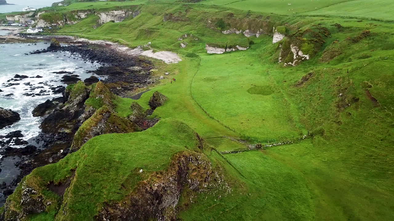사람들과 북아일랜드 해안선의 드론 샷 공개