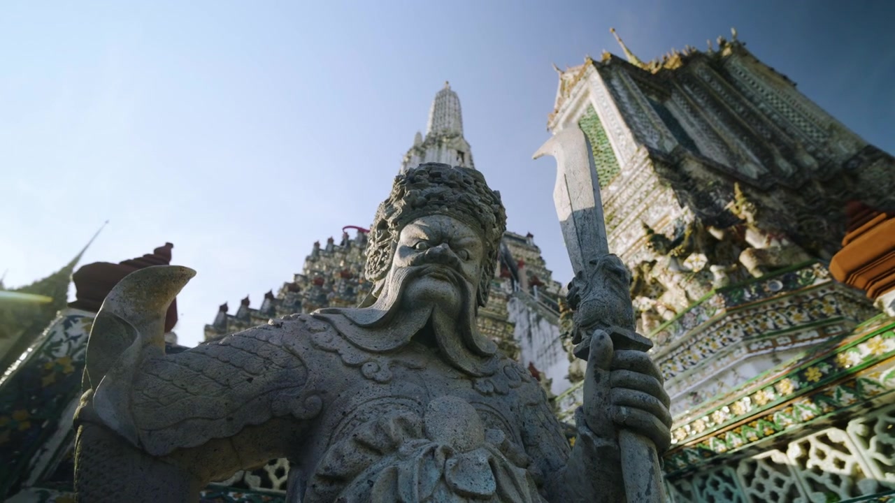 Stenvogterfigur ved det historiske Wat Arun-tempel i Bangkok, Thailand. Lavvinkel roterende optagelse