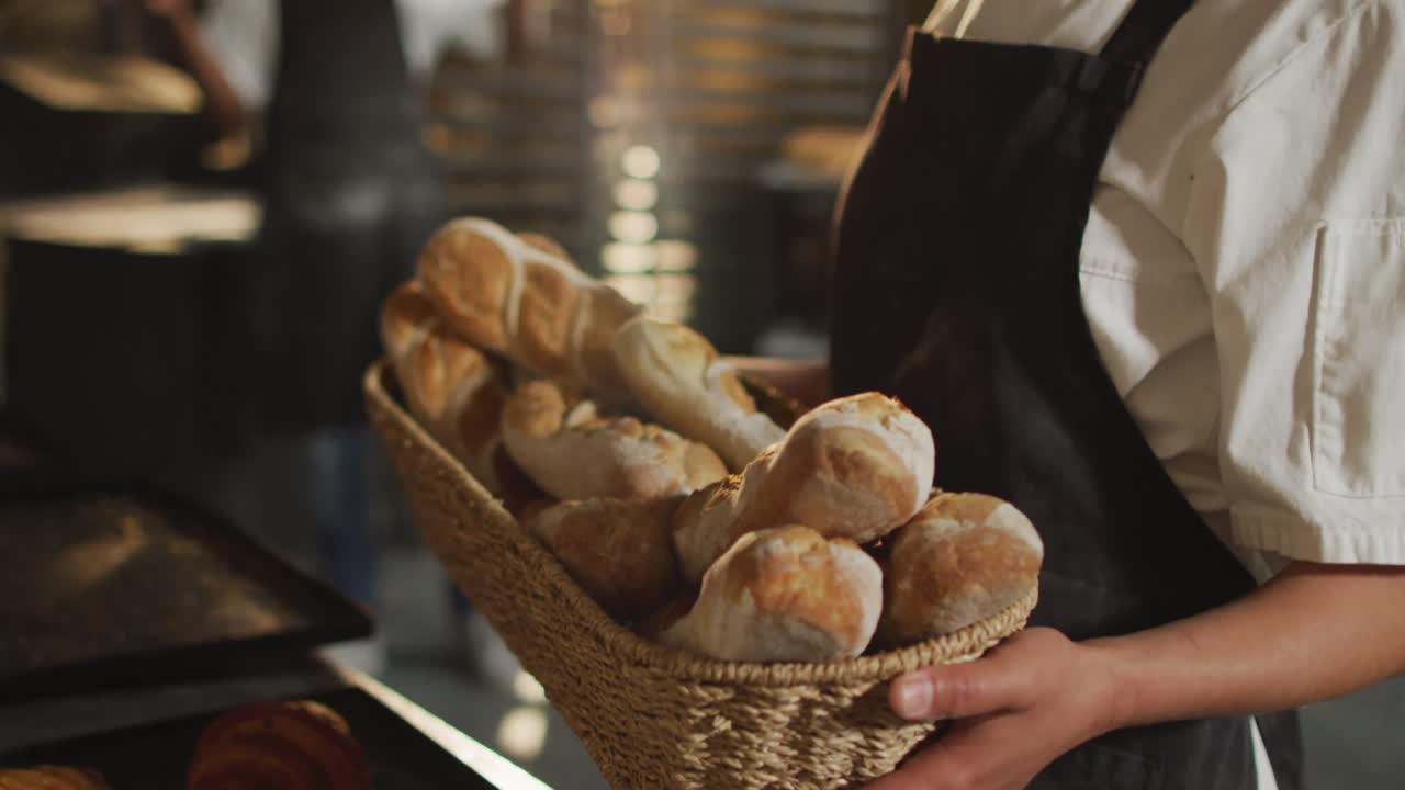 animación de una panadera asiática feliz sosteniendo una canasta con baguettes