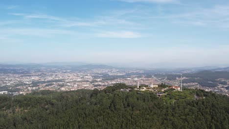 Sweeping-view-from-Monte-da-Franqueira,-Barcelos-Portugal---aerial