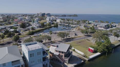 vídeo de drones 4k de casas frente al mar y puerto deportivo en hudson beach en el golfo de méxico en florida