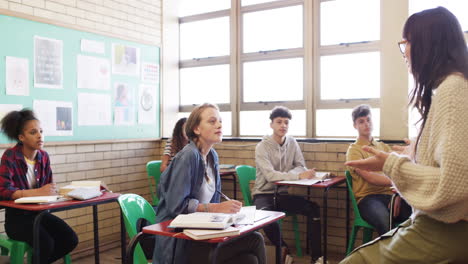 Una-Mujer-Joven-Enseñando-Una-Clase-De-Secundaria