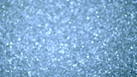 luces desenfocadas en el fondo.
