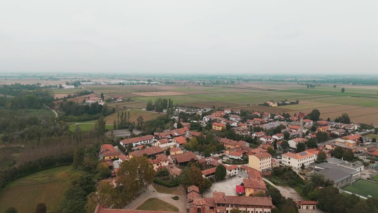 Vista dall'alto di Morimondo nella campagna lombarda, vicino ad Abbiategrasso.