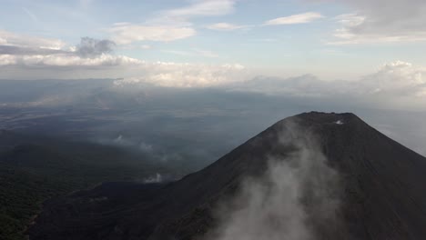 volcán activo izalco en el salvador, cráter de paisaje volcánico