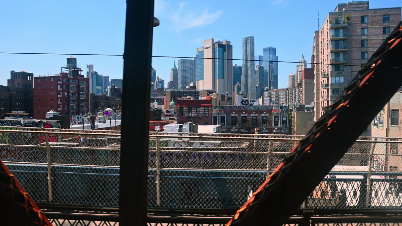 Jersey City, USA, 11. juli 2025: Bygade med udsigt til Jersey Citys skyskrabere. Urban gade i Jersey City med broer og fjernudsigt til skyskrabere