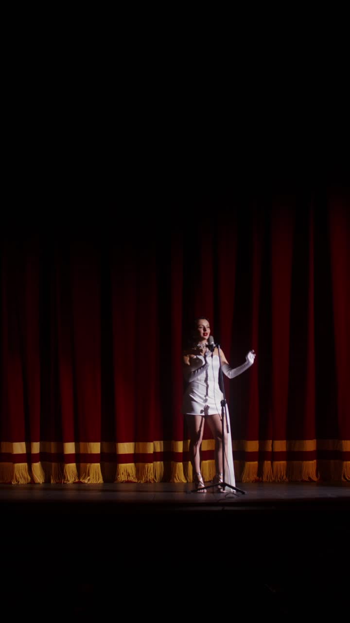 женщина выступает на сцене