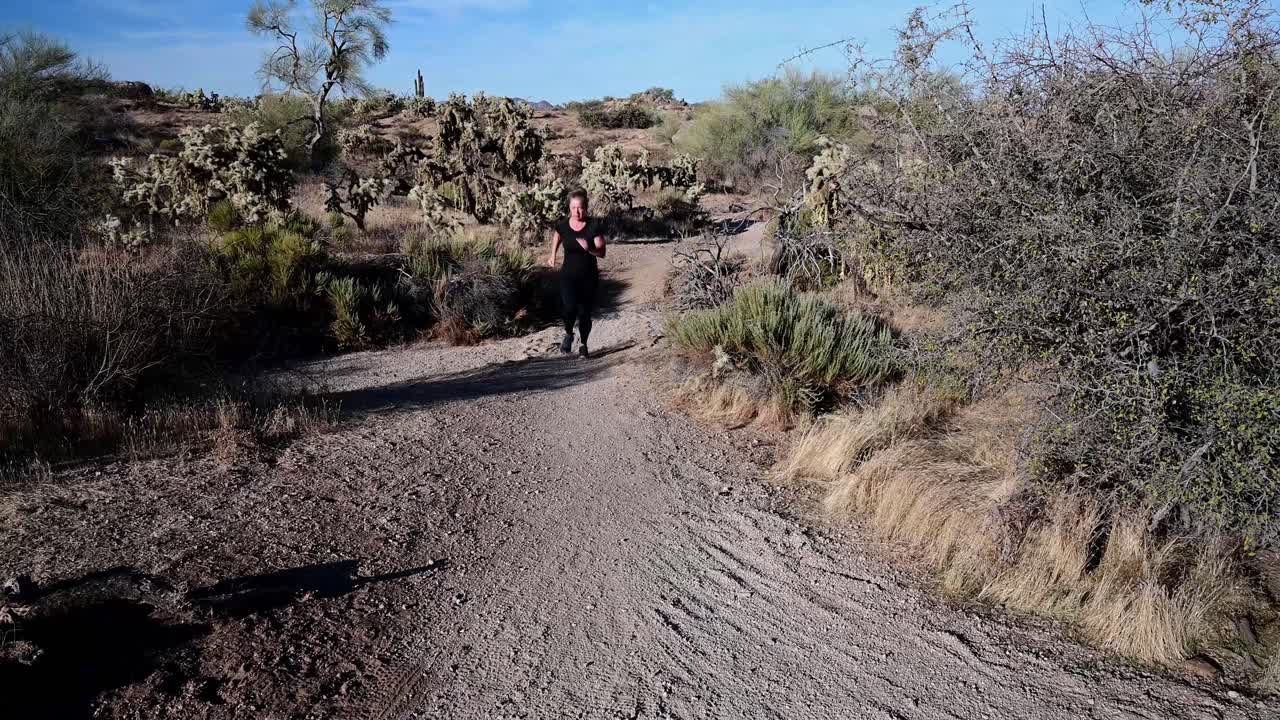 mujer corriendo sendero en el valle de phoenix