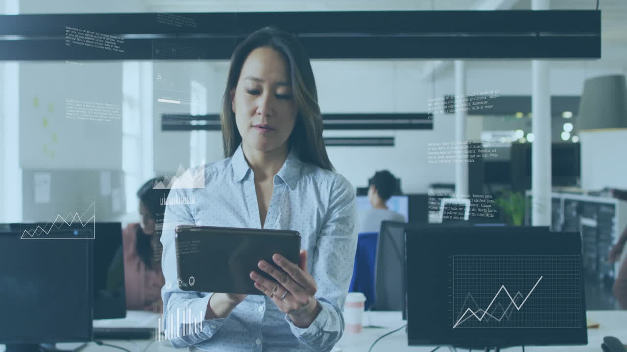 analizando datos en la tableta, mujer en la oficina con gráficos financieros animación