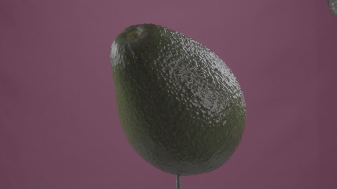 Avocado in rotazione in loop su schermo fucsia per chroma key