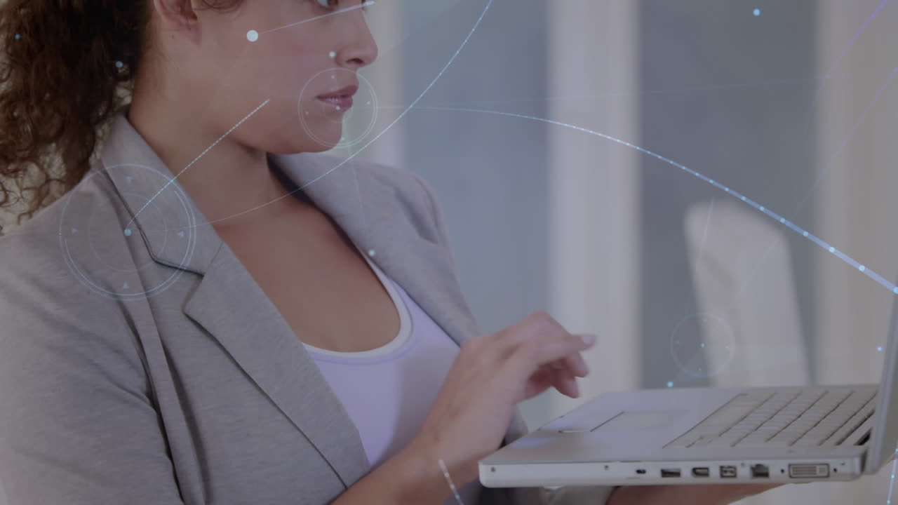 анимация обработки данных беременной белой женщины с помощью ноутбука