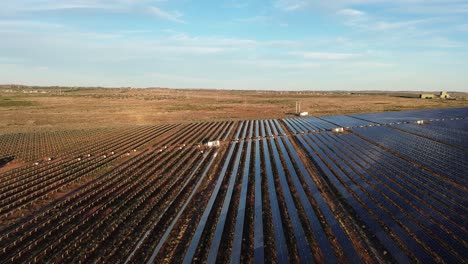 drone volando hacia atrás sobre una gran granja solar en el interior de australia