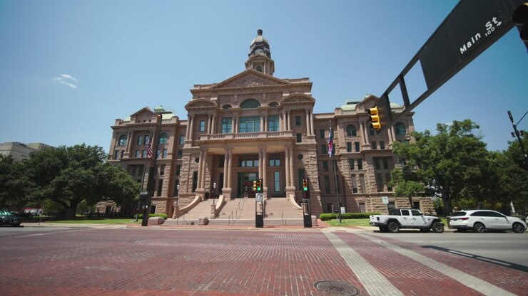 Inquadratura grandangolare del Tribunale della Contea di Tarrant a Fort Worth, Texas.