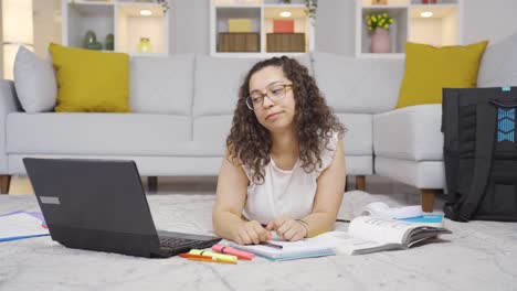 una estudiante enojada y nerviosa.
