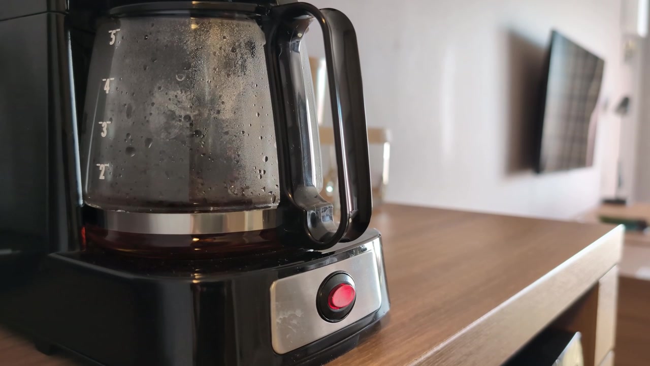 Macchina da caffè americano che prepara il caffè in una camera d'albergo
