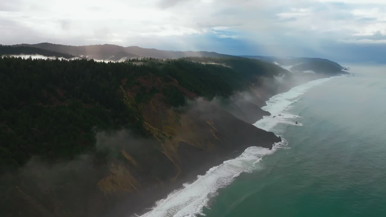 Pantai USAL Whitehorn California Utara, drone udara Jalur Lost Coast Oregon Washington, Hutan Taman Nasional Negara Bagian Redwood, PNW Pasifik Barat Laut, kabut pagi, awan, pantai terjal Mendocino