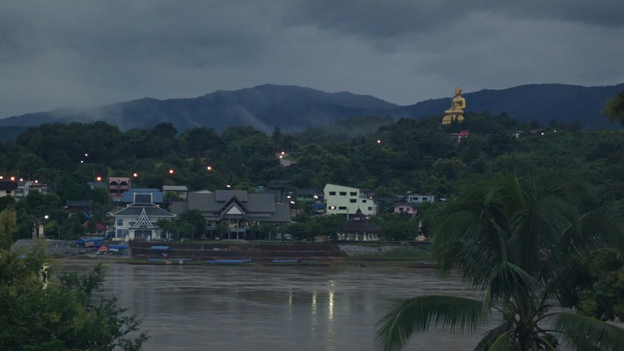 바가, 마을, 그리고 큰 황금 부처 동상에서 조용한 아침