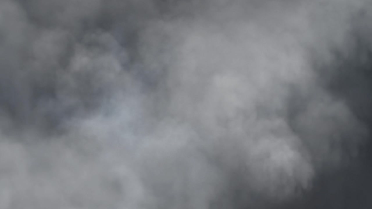 두껍고 움직이는 적란운 뒤에 발생한 뇌우