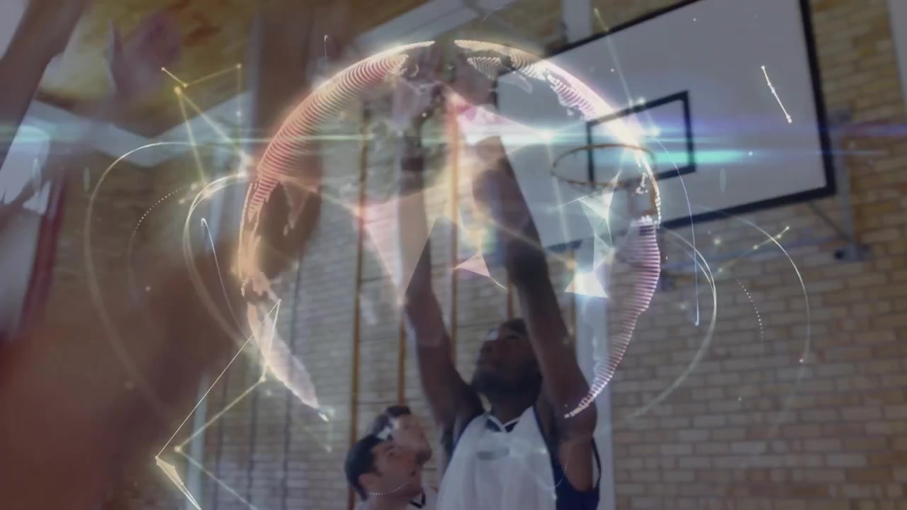Jugador de granate atacando el aro bajo defensa en un gimnasio deportivo con un globo giratorio y líneas de estrellas superpuestas