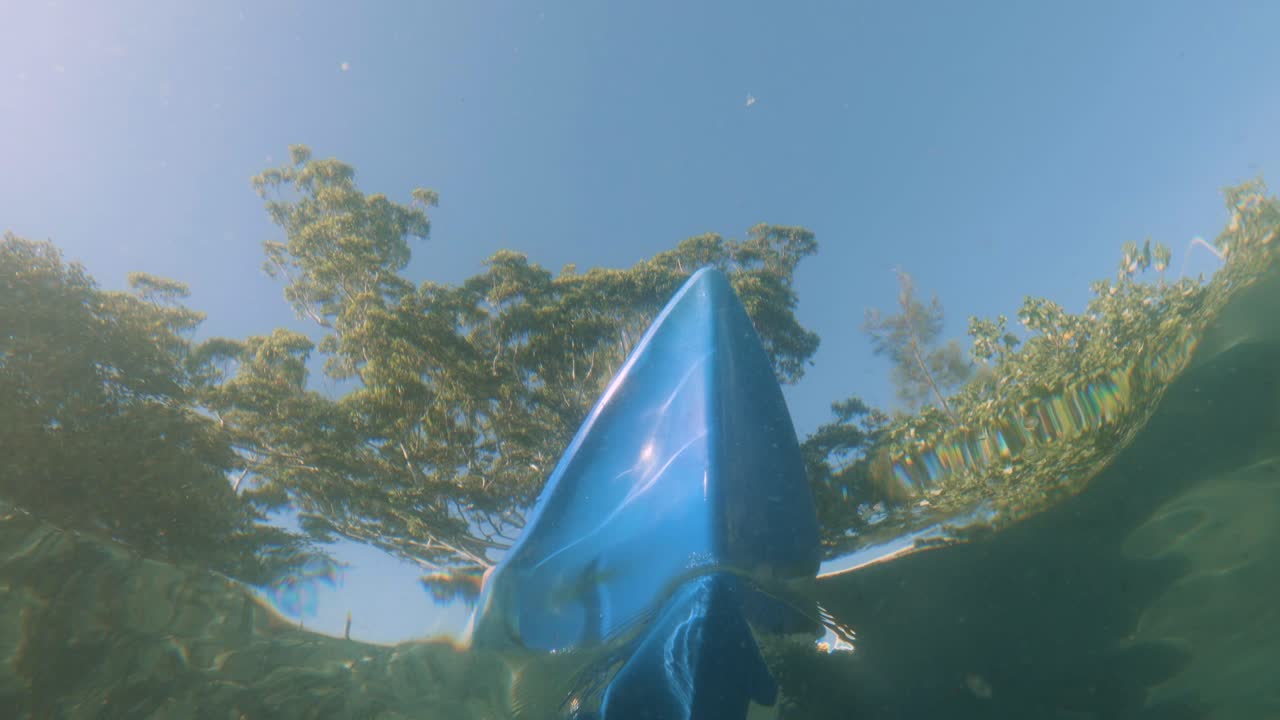 해양 과학 조사를 수행하는 맑고 깨끗한 물 생태계를 천천히 표류하는 카약